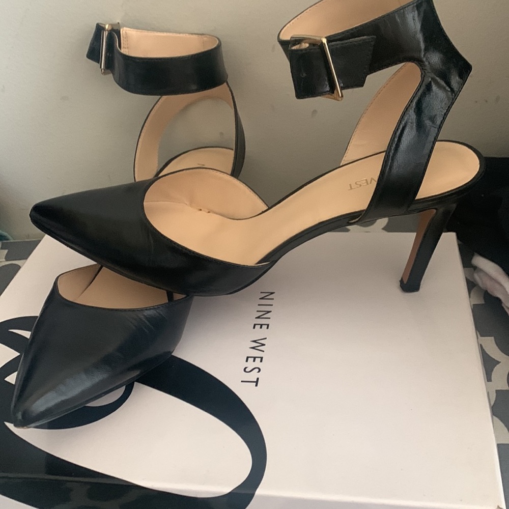 Woman’s Nine West Black Shoes - Picture 2 of 3